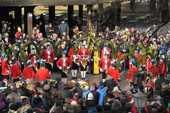 Schäfflertanz am Chinaturm (©Foto: Ingrid Grossmann)